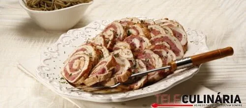 Rolo de peru com salsichas frescas