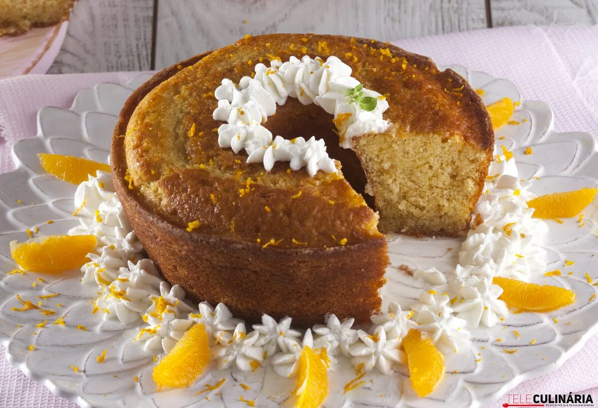 Bolo fofo de laranja com chantili