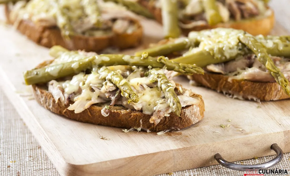 Tosta de frango e espargos