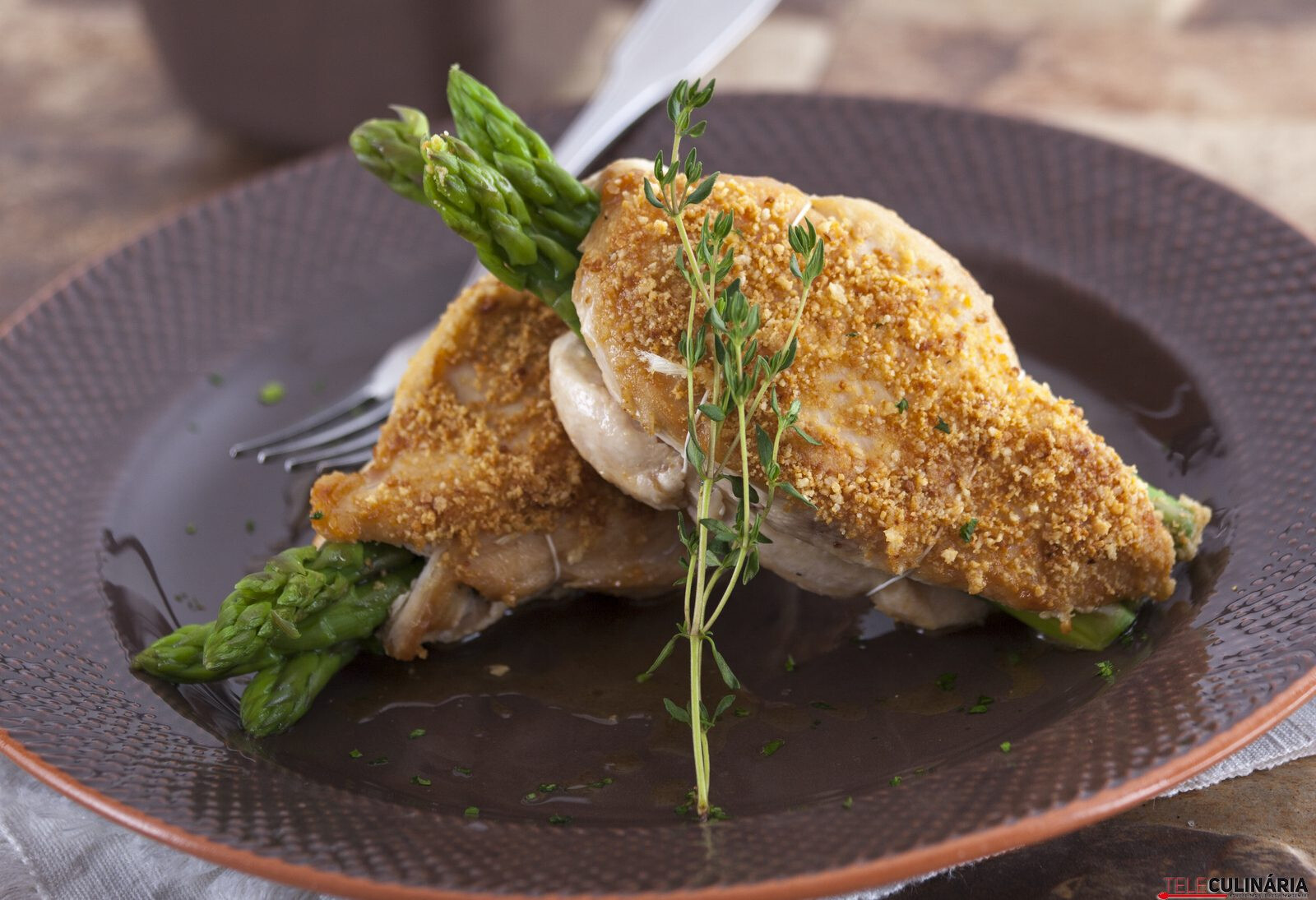 Peitinhos de frango recheados com espargos