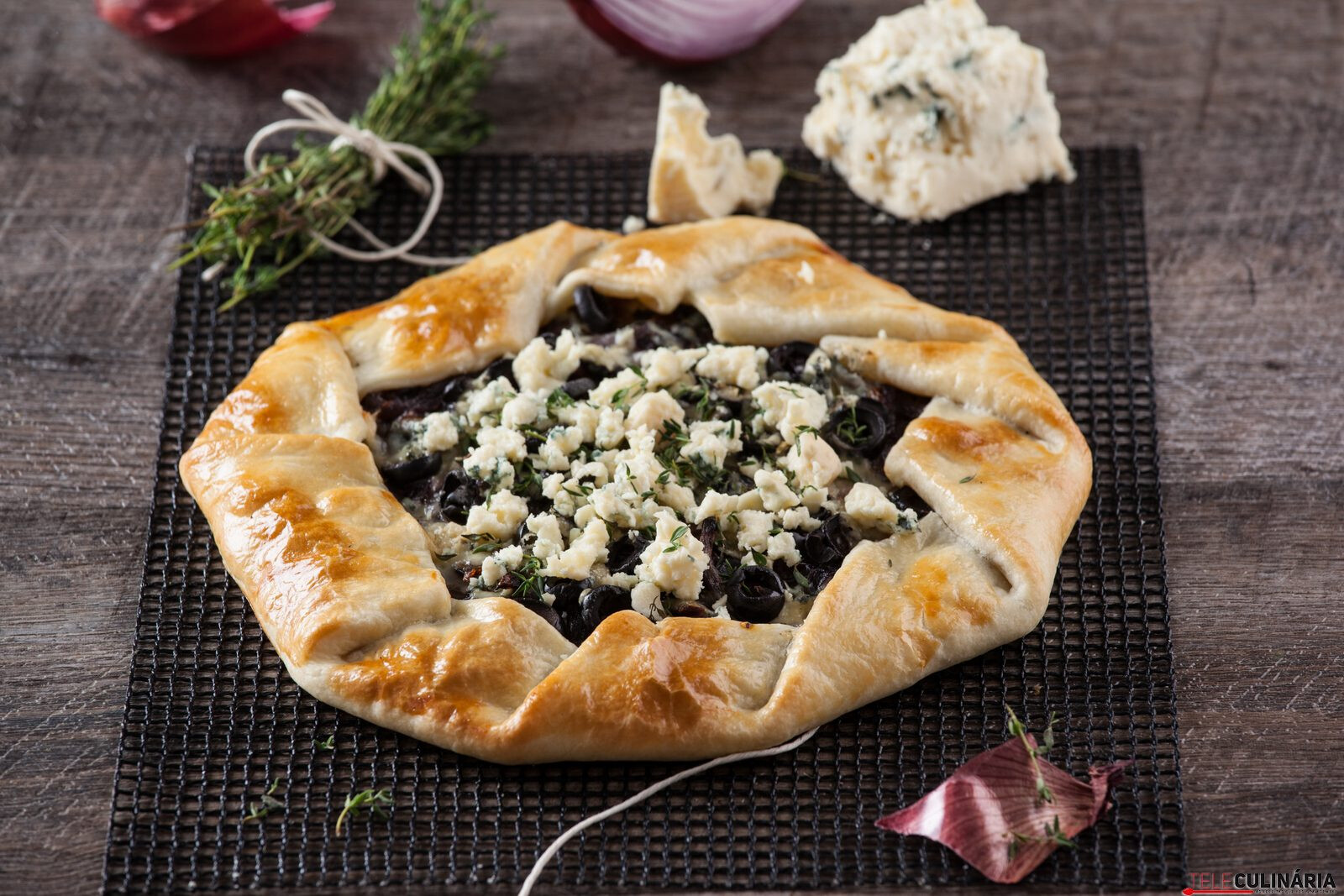 Tarte de cebola caramelizada com queijo azul