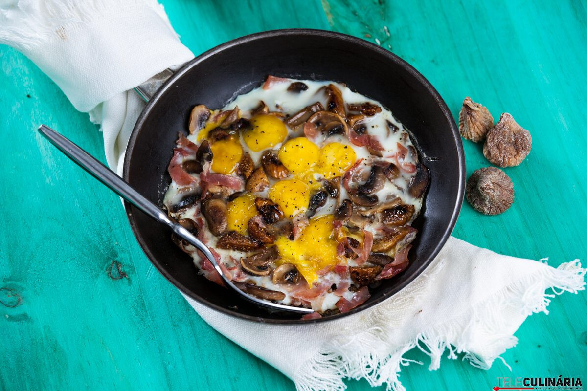 Cogumelos salteados com ovos de codorniz
