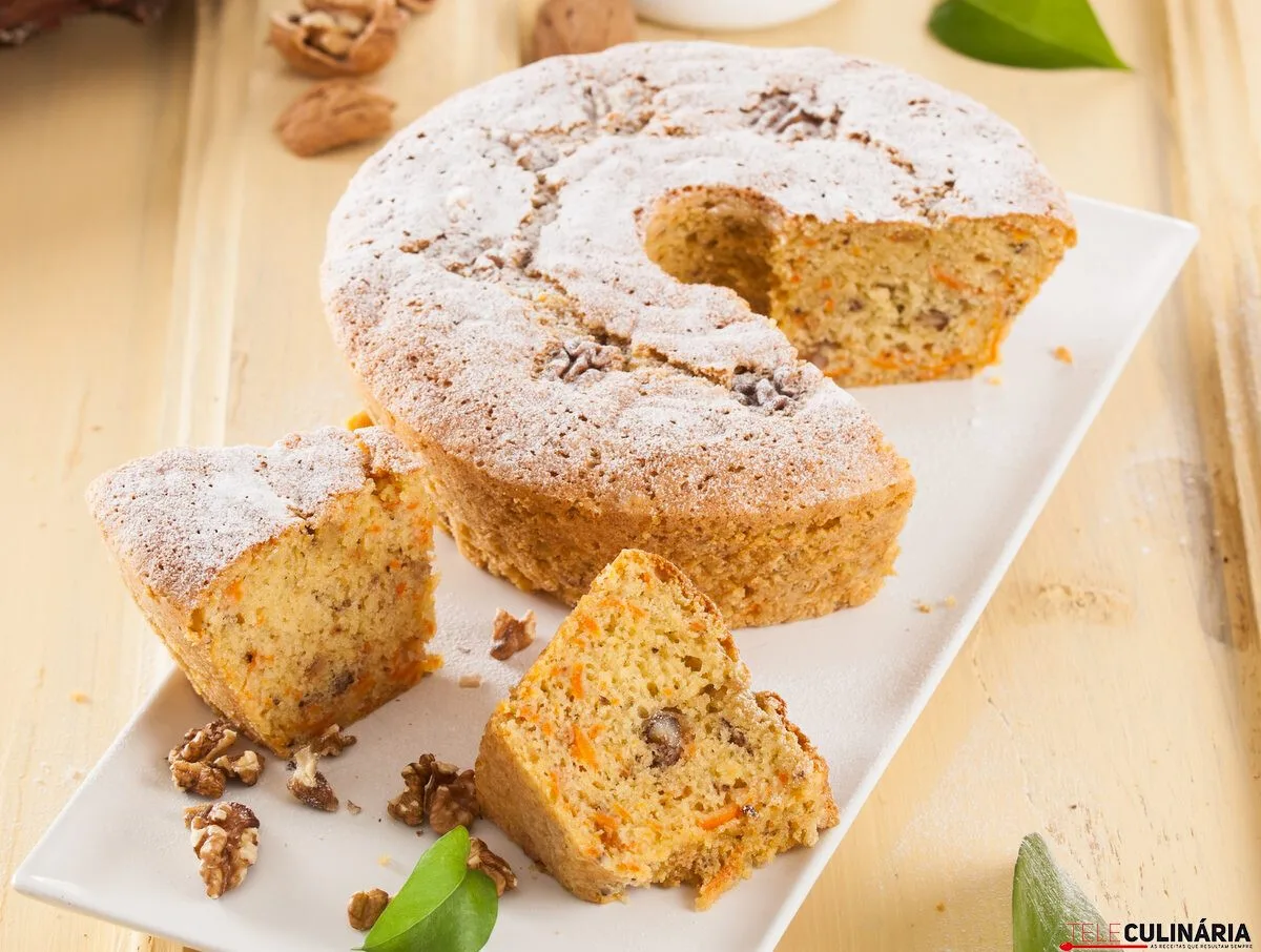 Bolo de cenoura com nozes