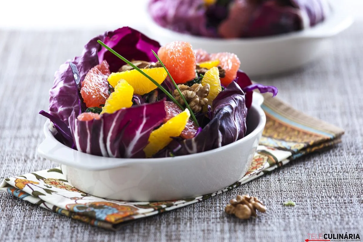 Salada de couve-roxa com citrinos e nozes
