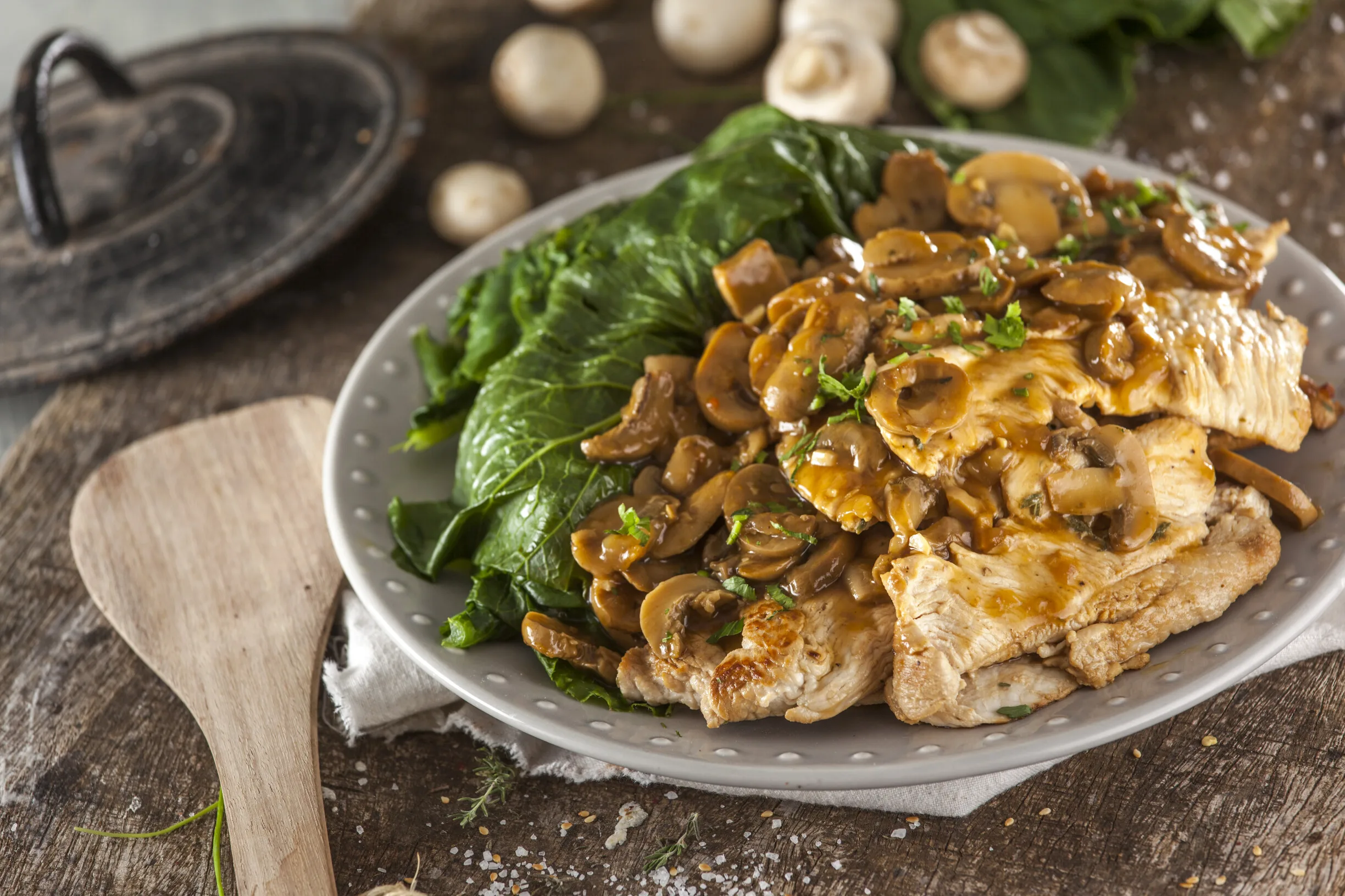 Bifinhos de peru com cogumelos e nabiças