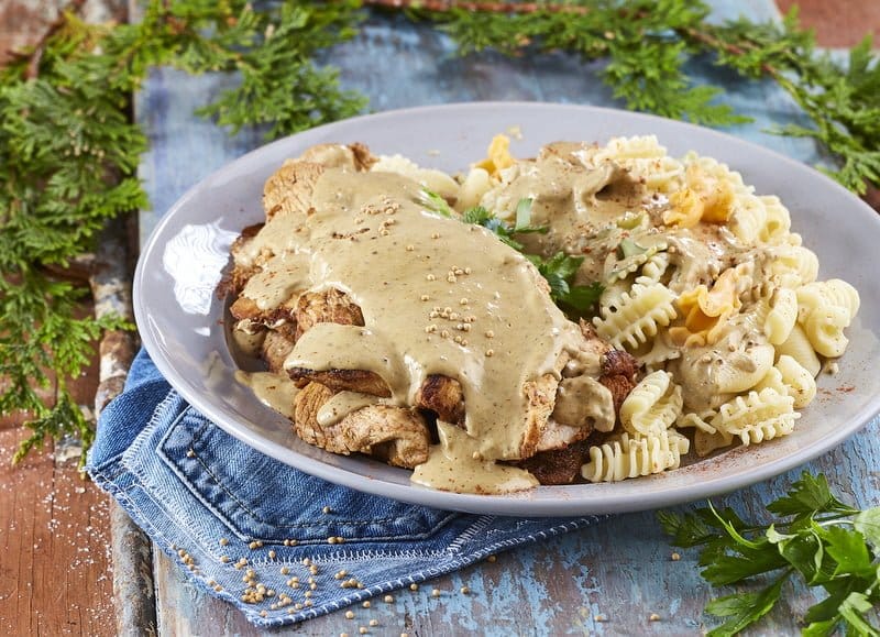 Bifes de peru com molho de mostarda