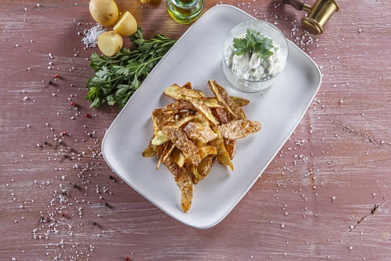 Cascas de batata fritas em óleo com molho de maionese de salsa