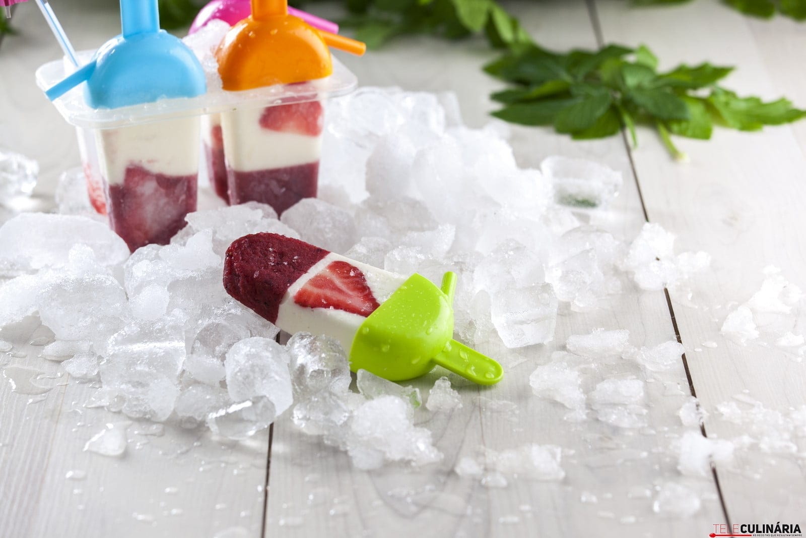 Gelado de iogurte e morangos