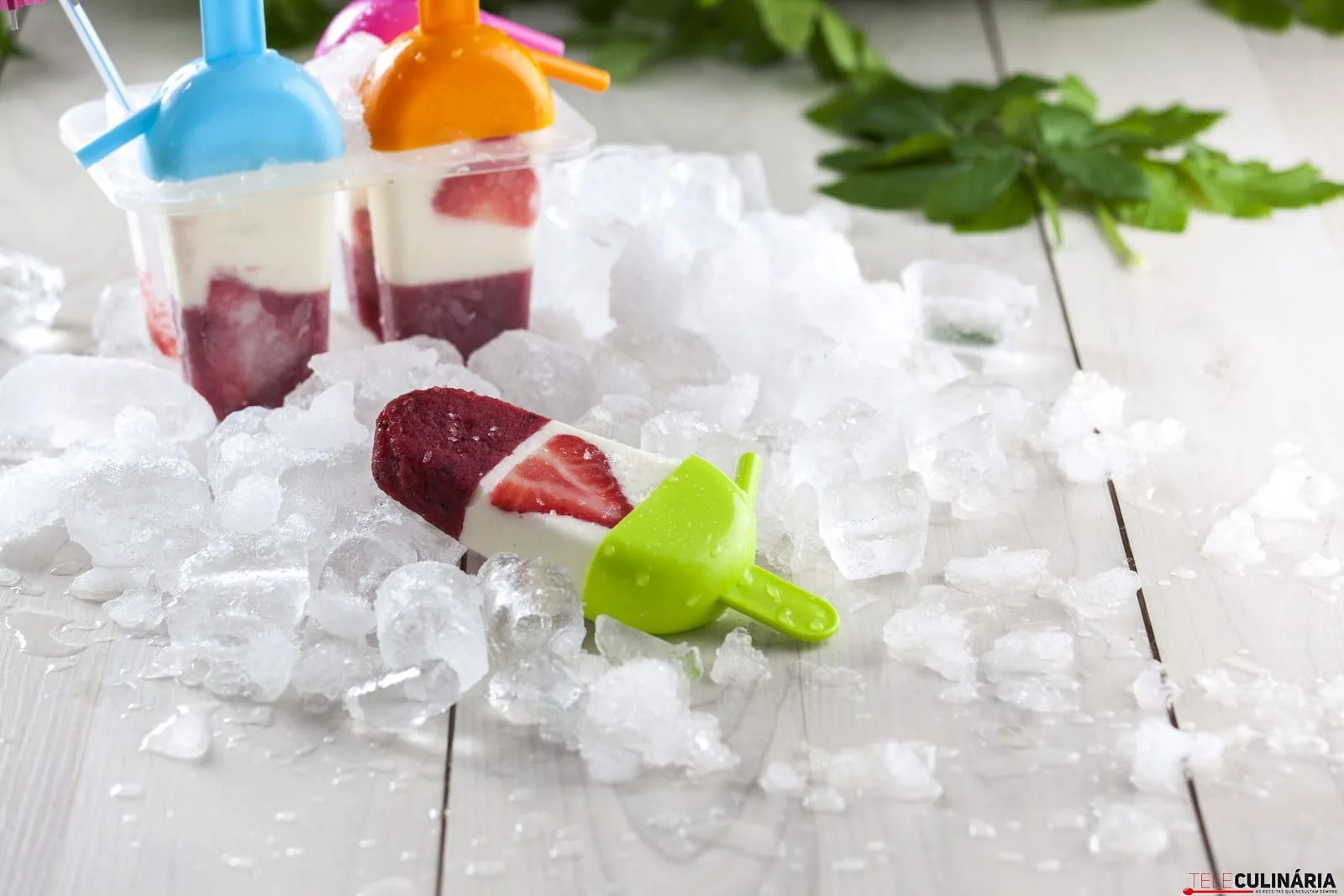 Gelado de iogurte e morangos