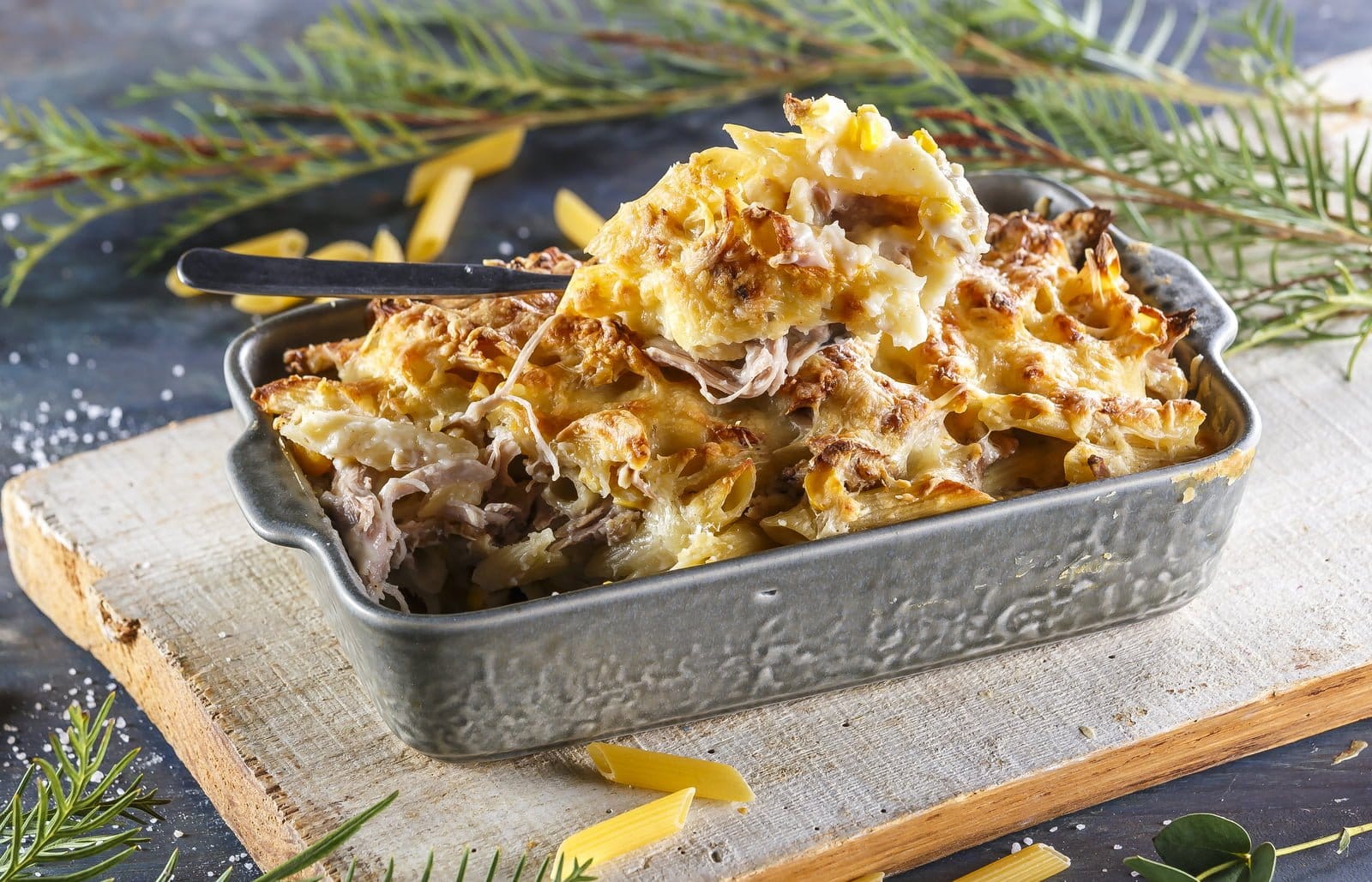 Sobras de peru gratinadas com queijo ralado e molho bechamel