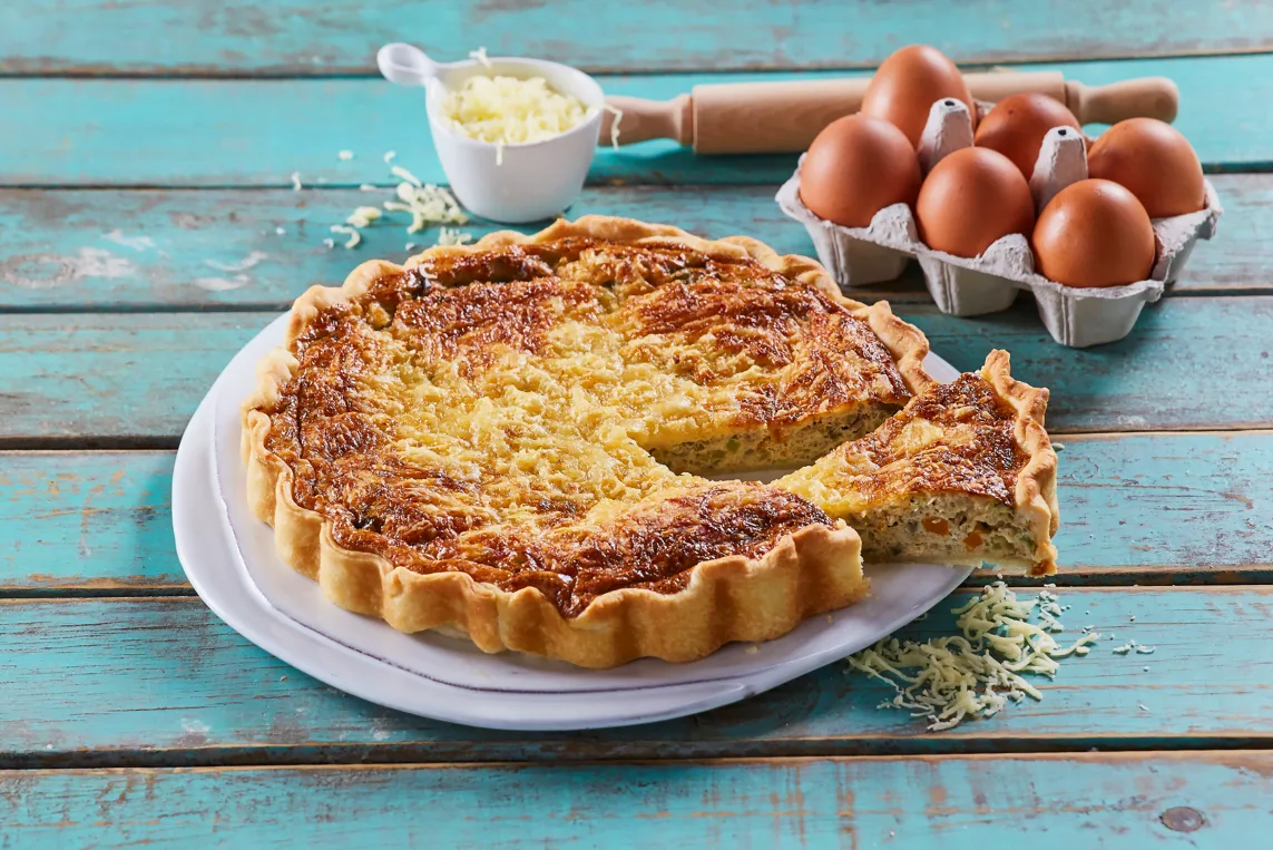 Tarte com massa caseira com recheio de talos e cascas de legumes