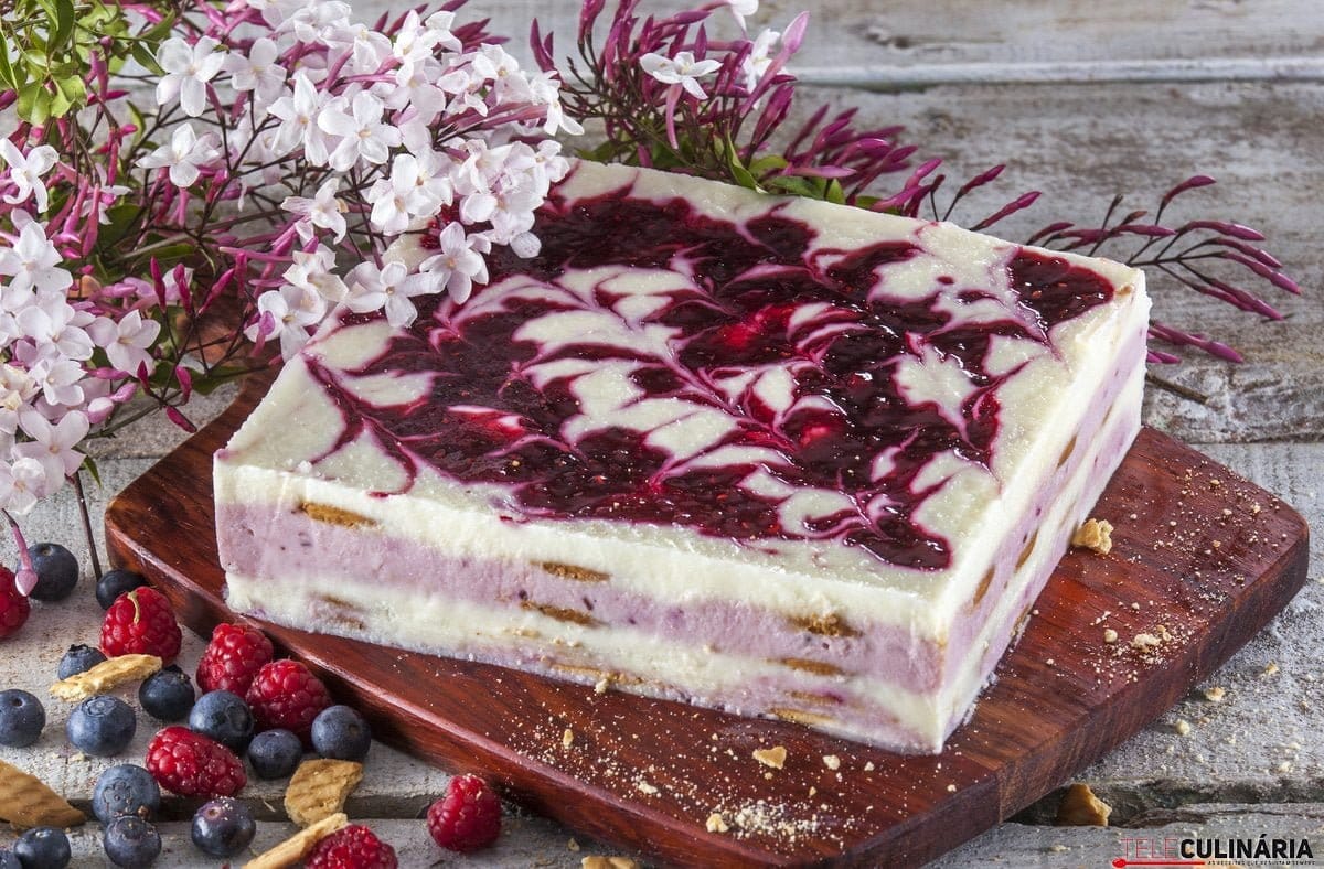 Semifrio de iogurte e frutos vermelhos