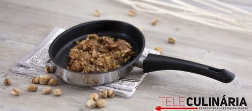 Banana salteada com pistachos e bolacha Maria