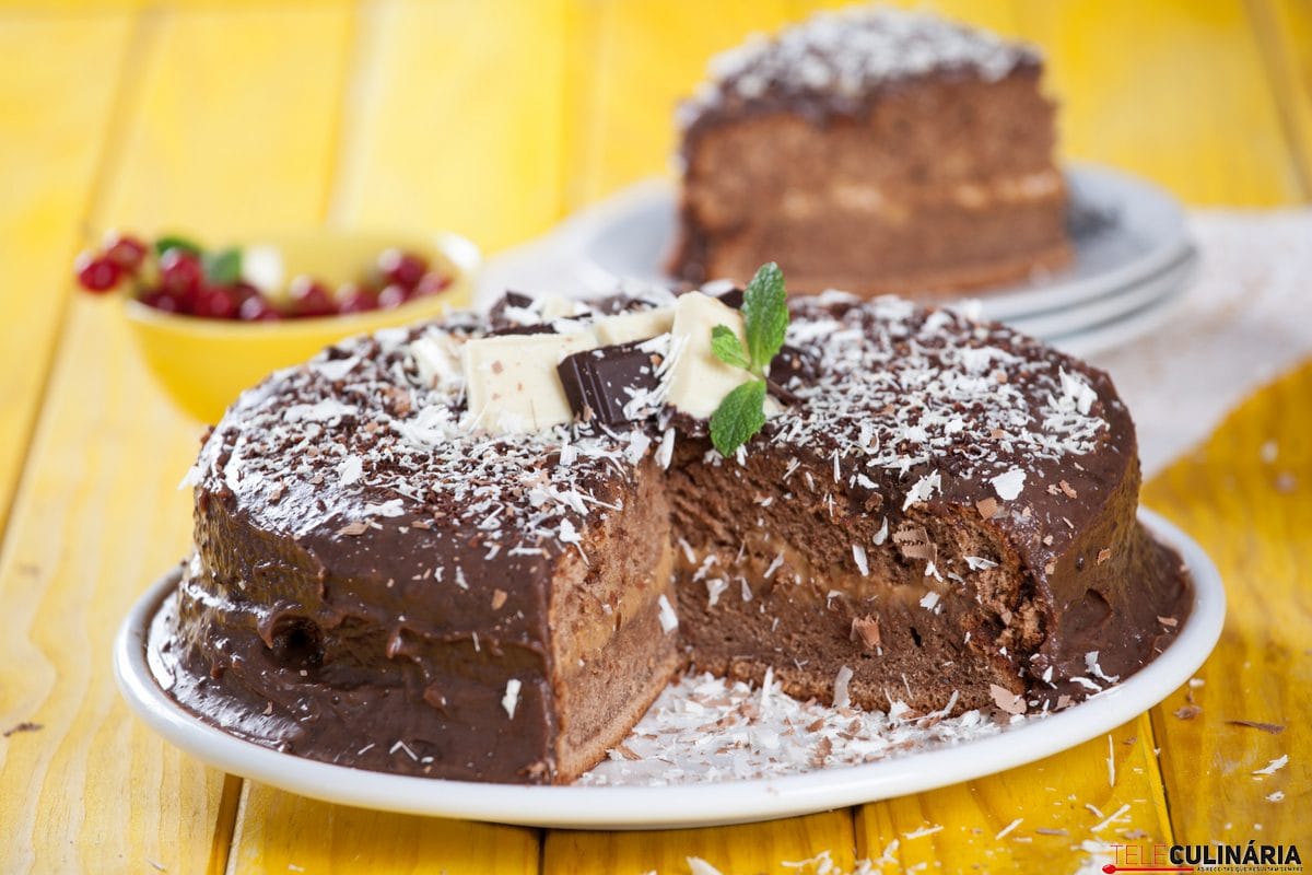 Bolo de chocolate e leite condensado