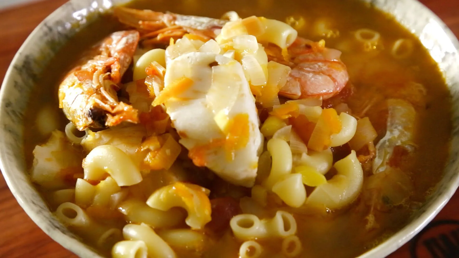 Sopa de peixe com massa
