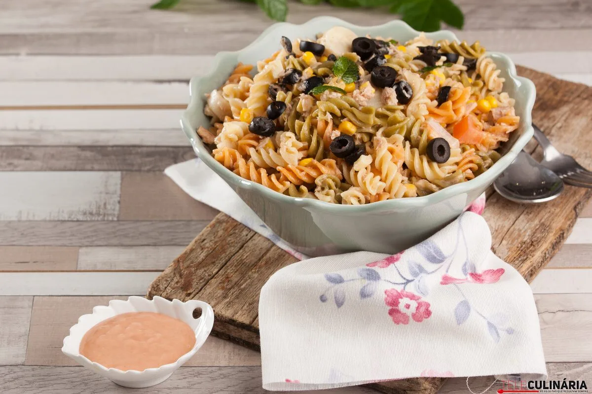 Salada fria de massa