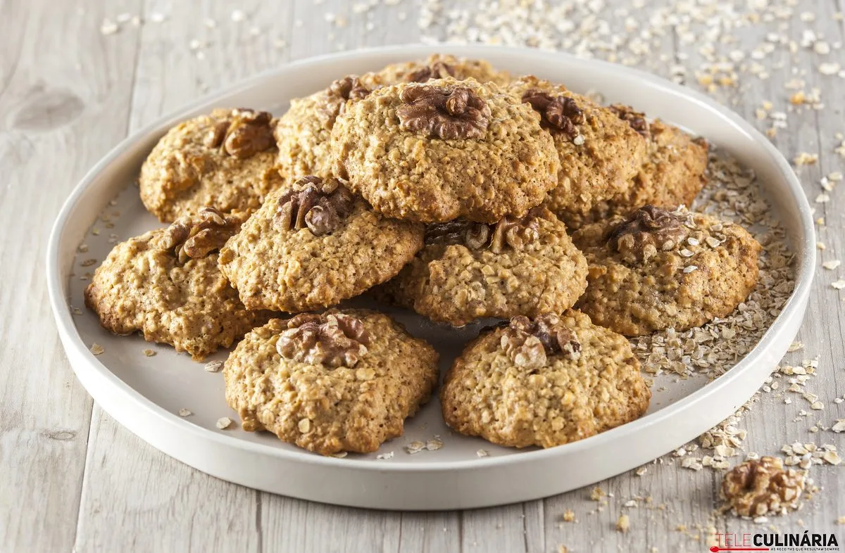 Bolachas crocantes de noz e aveia