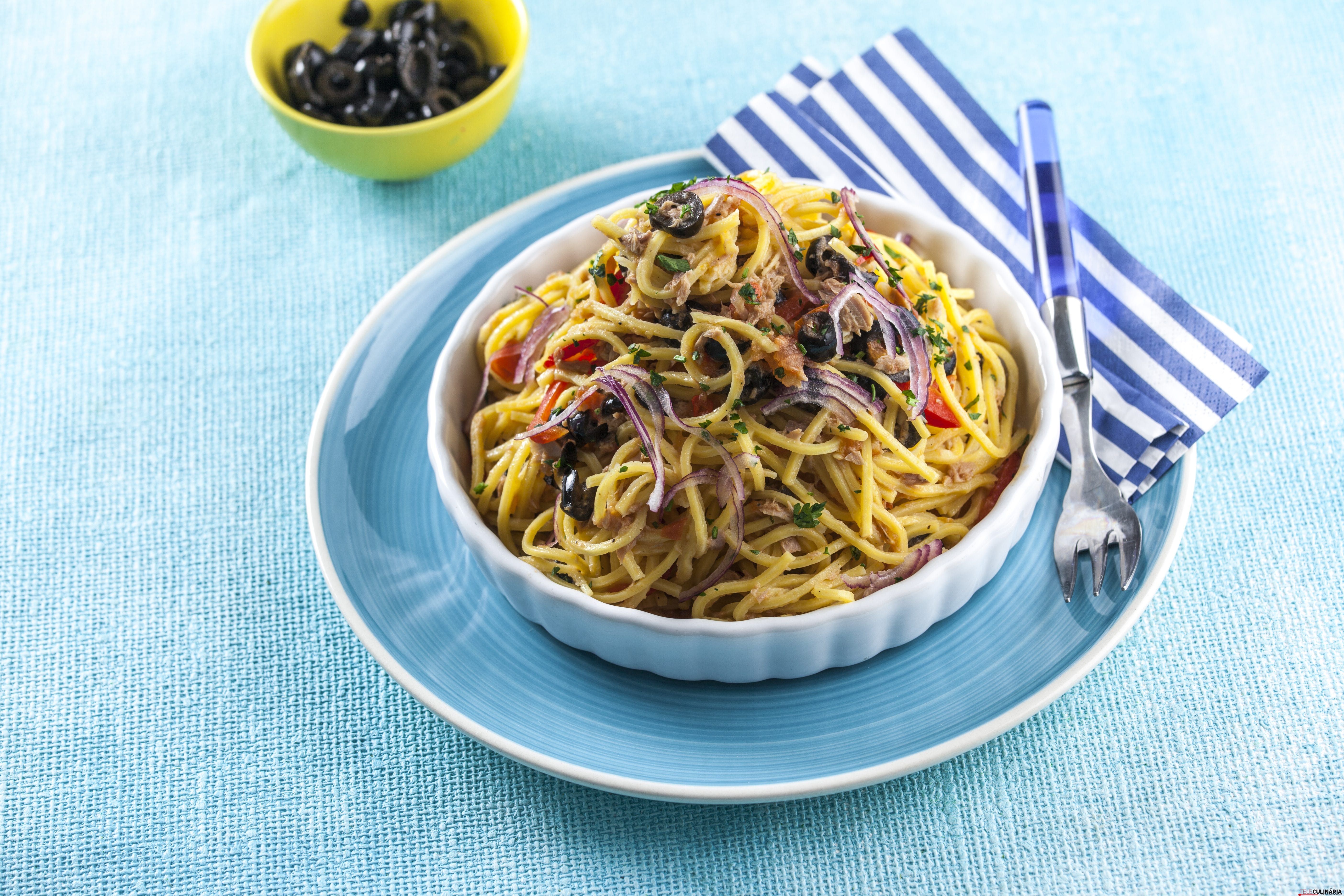 Esparguete de atum com azeitonas