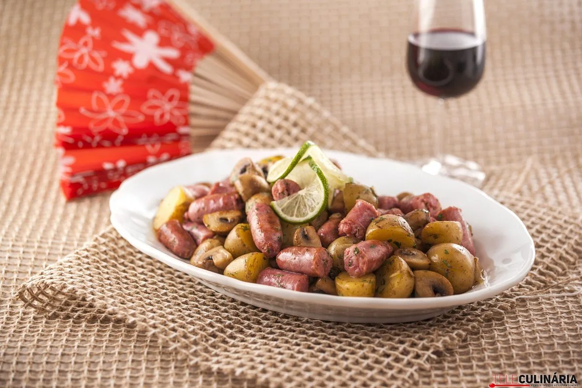 Salteado de Salsichas Frescas com Cogumelos e Batatas