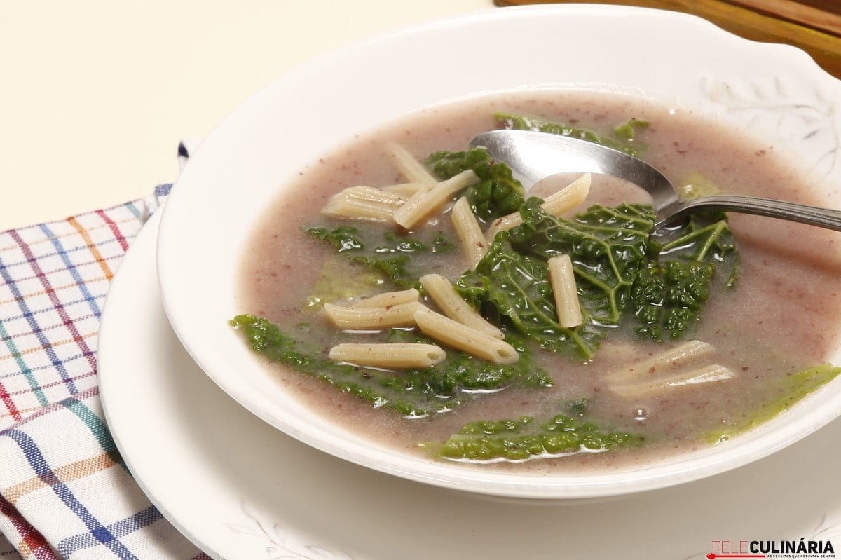 Sopa de feijão com couve