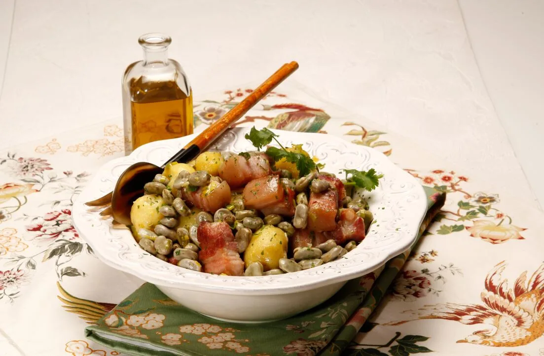 Favas guisadas com entremeada frita