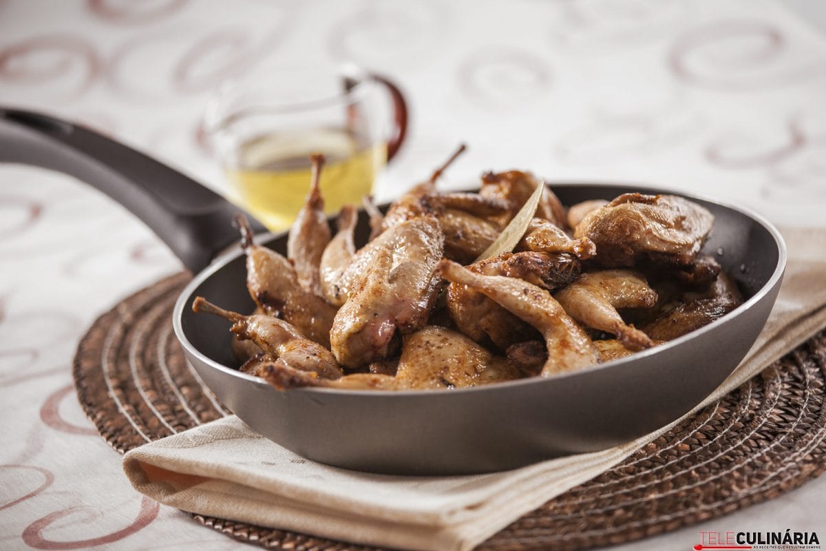 codornizes na frigideira ao alhinho