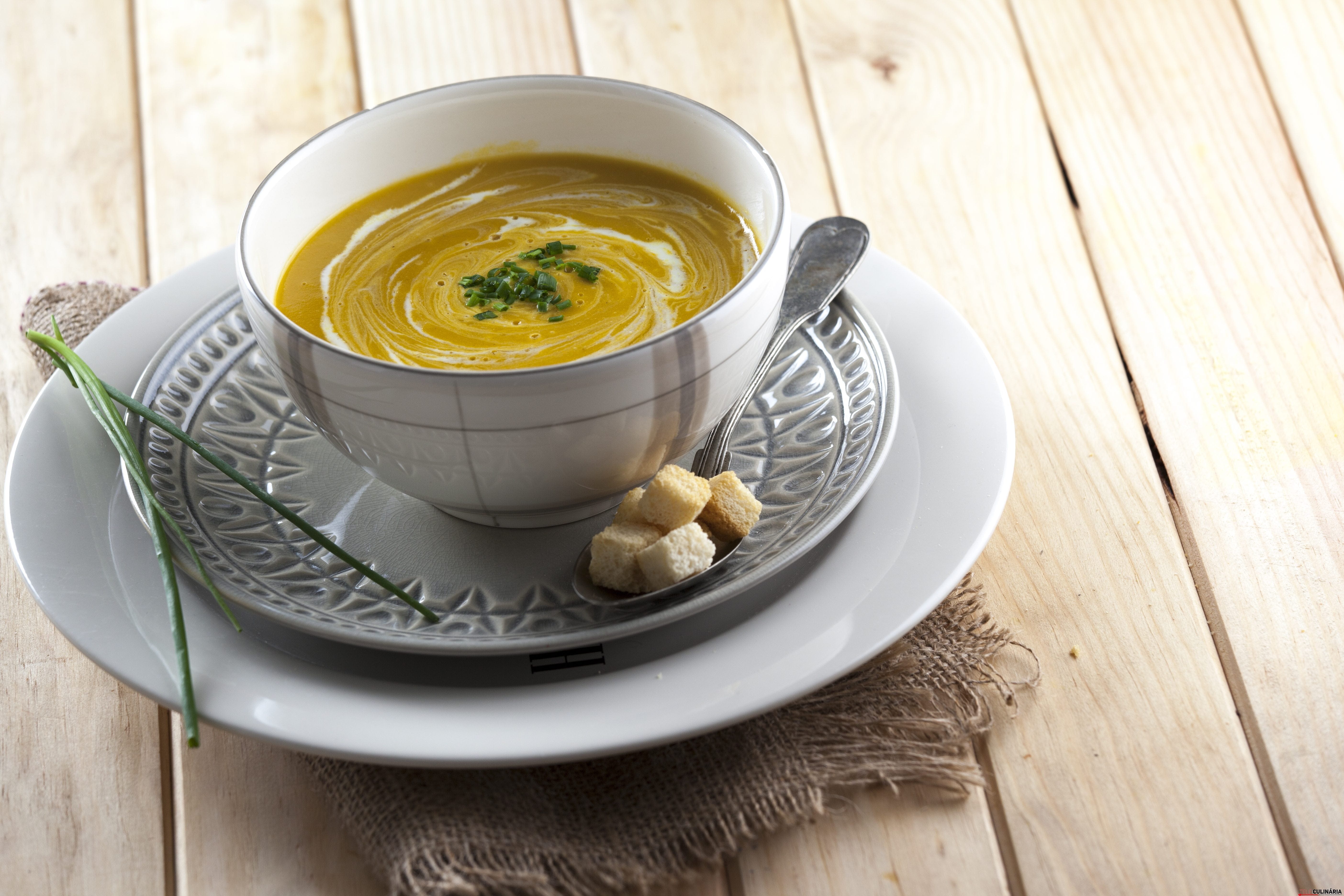 Creme de abóbora e caril com natas