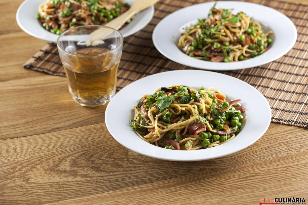 receita de esparguete com ervilhas e juliana de bacon