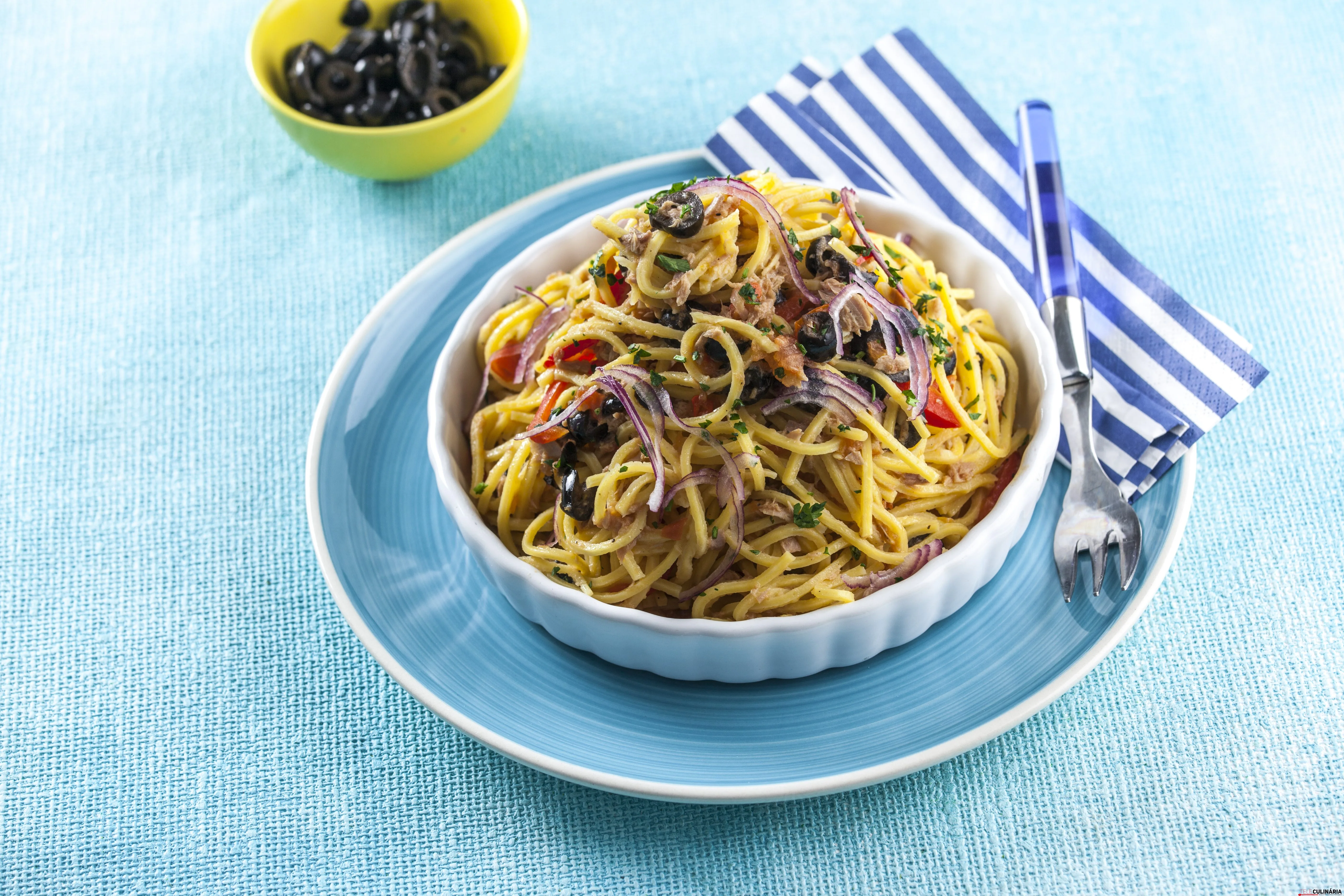 Esparguete de atum com azeitonas