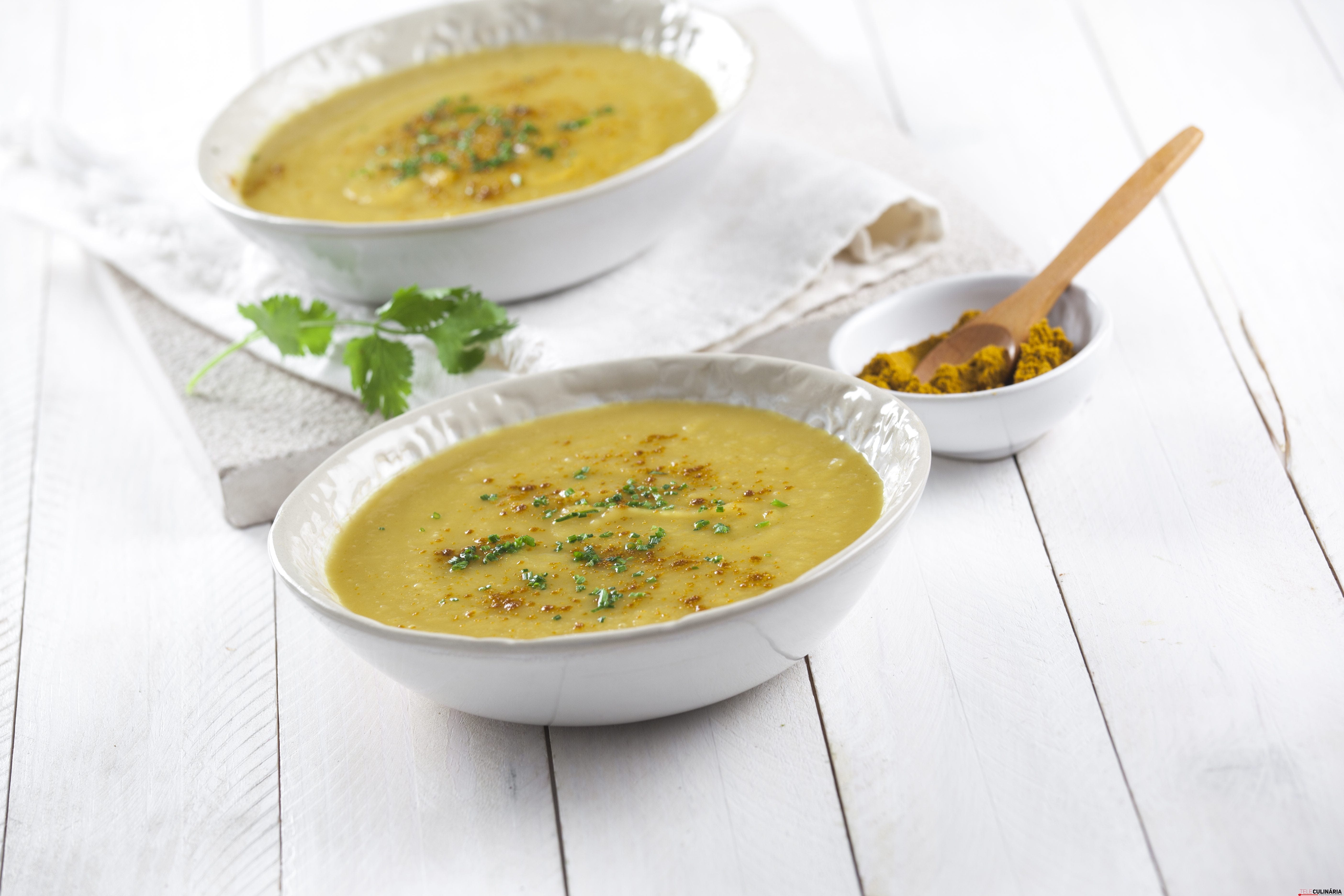 Sopa de batata doce com caril