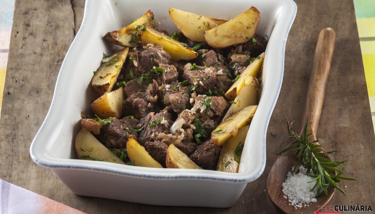 Carne de vaca estufada no forno com vinho do porto