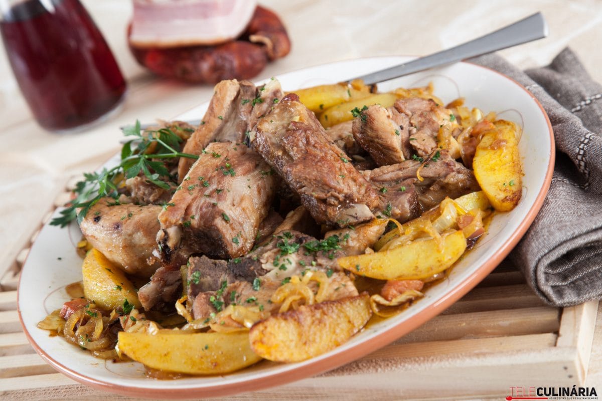 entrecosto no forno com batata à padeiro