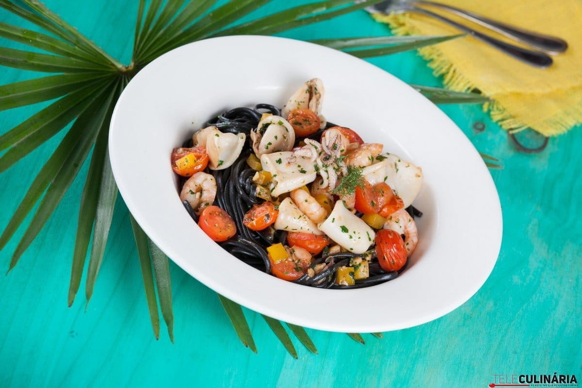 Esparguete negro com lulas e camarões