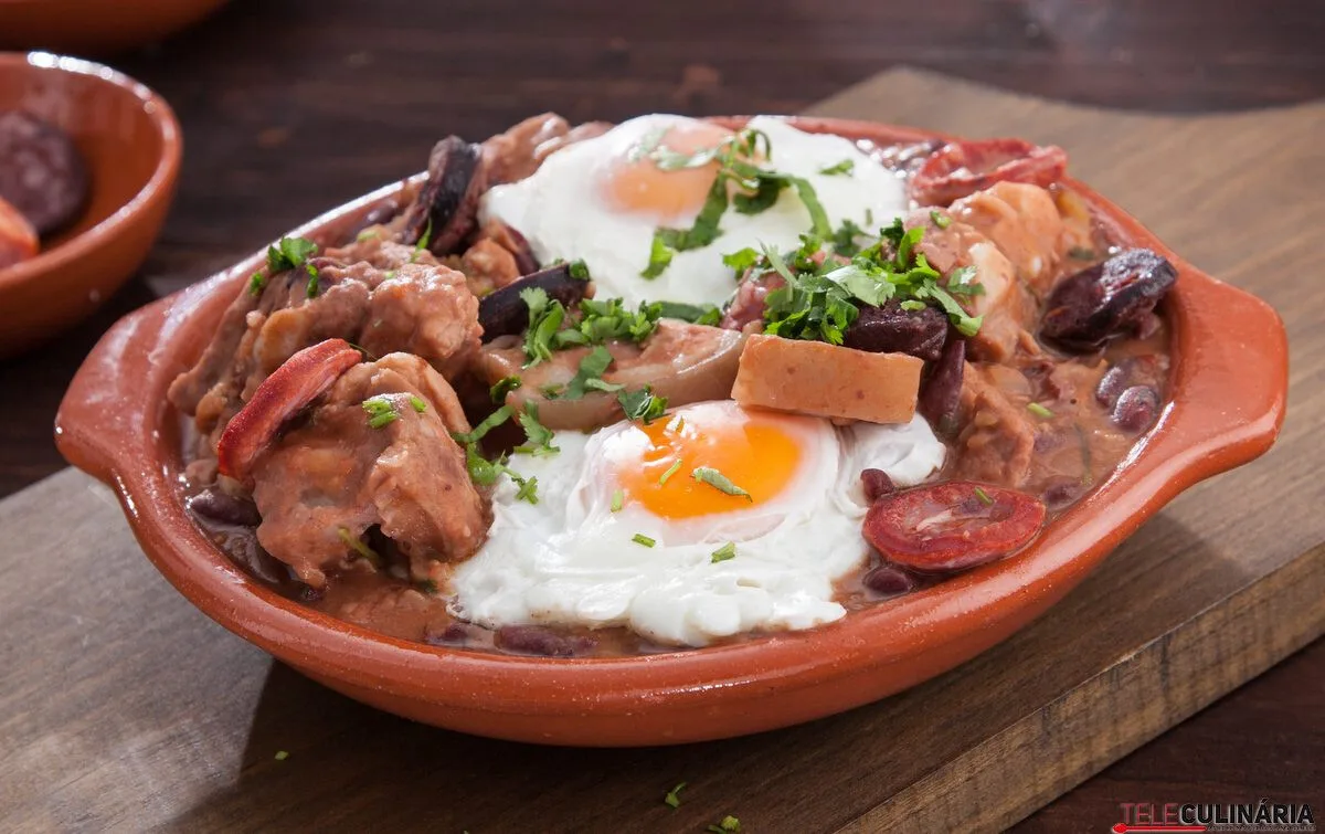 Feijoada saloia com ovos escalfados