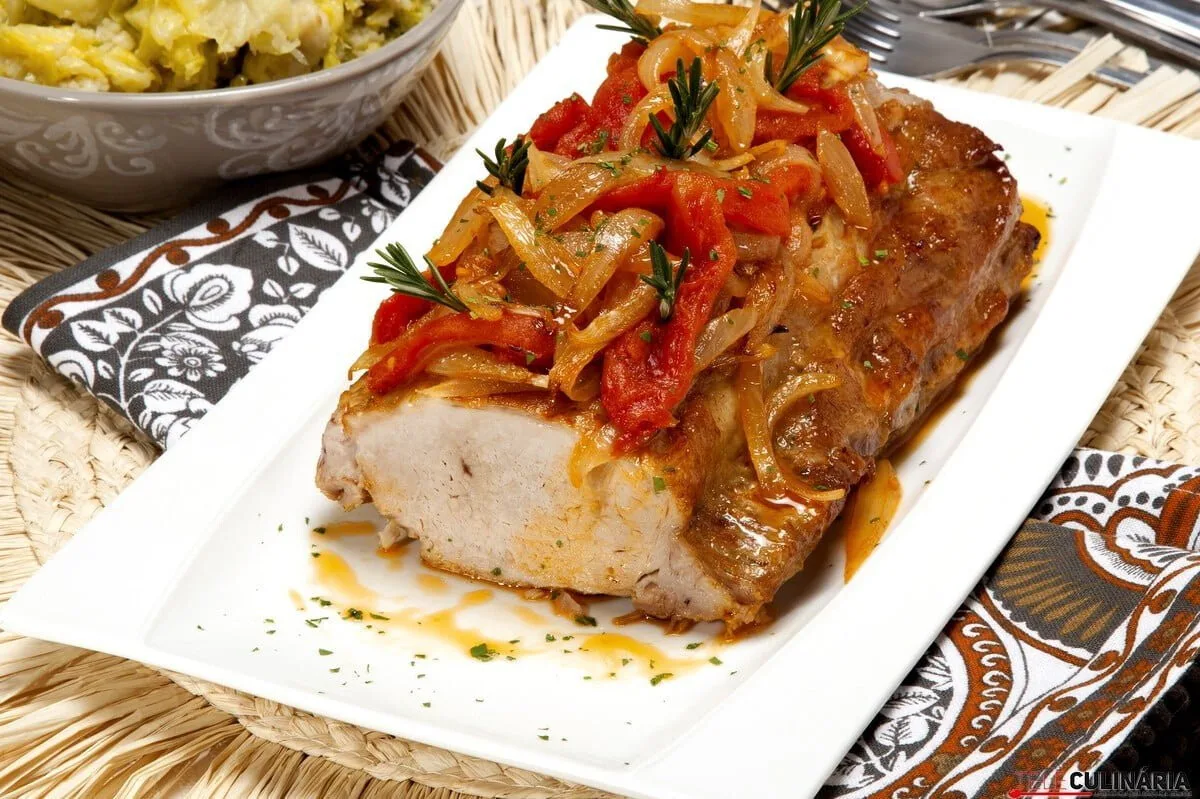 Lombo de porco com migas de couve lombarda