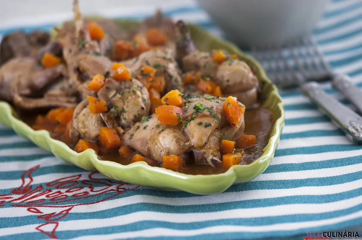 Coelho estufado com cenourinhas