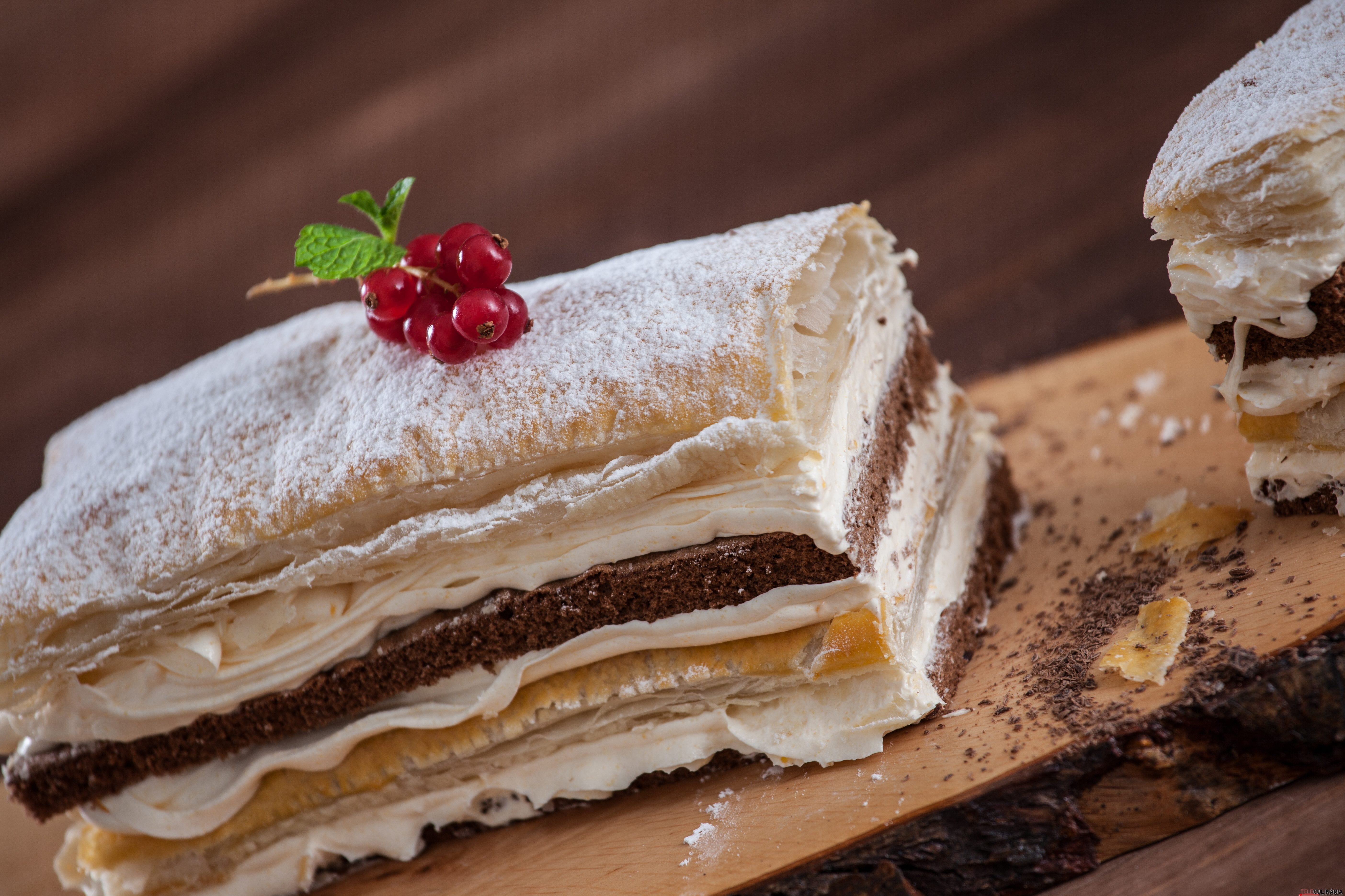 Bolo folhado em camadas