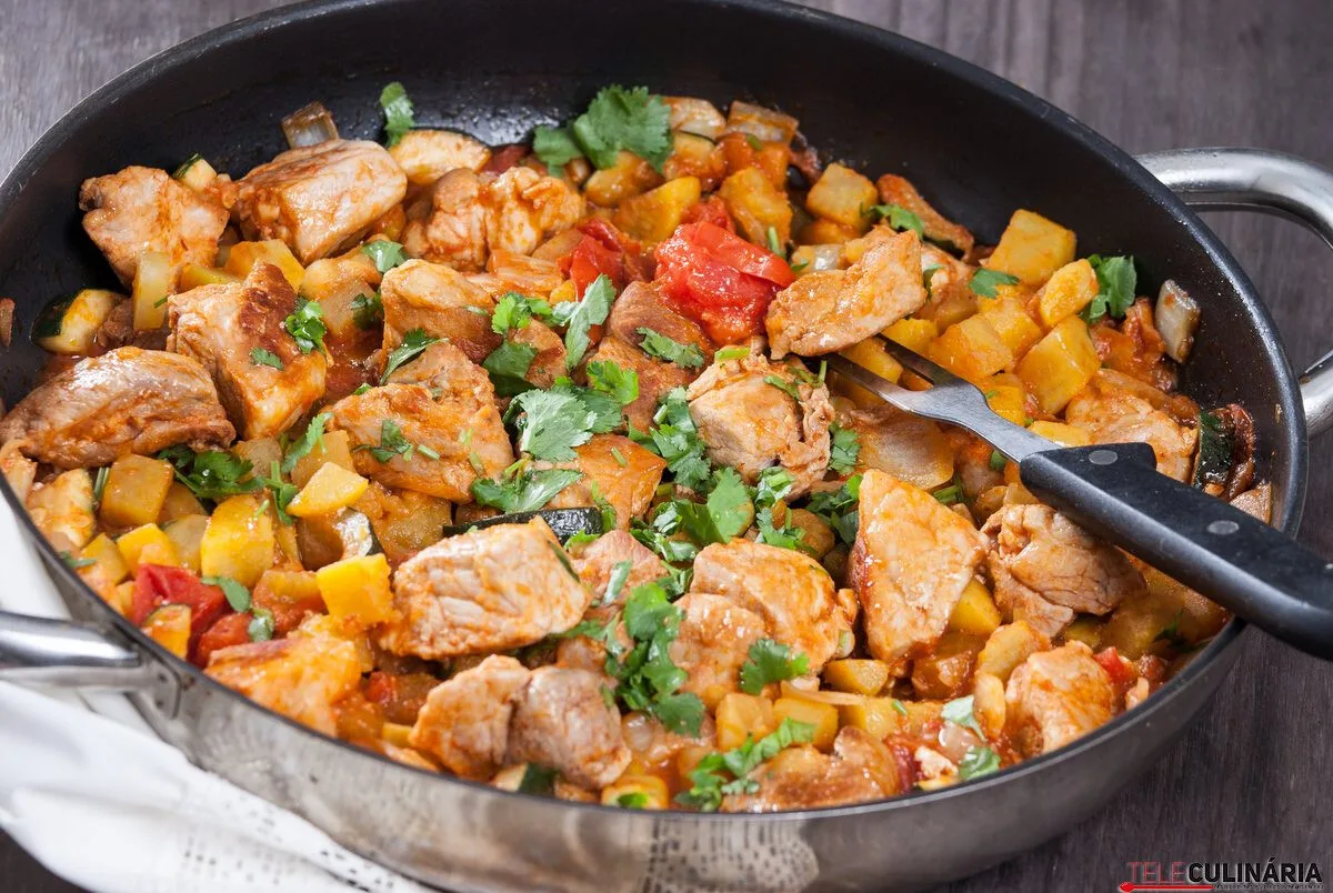 Carne de porco aos quadrados de tomatada com curgete