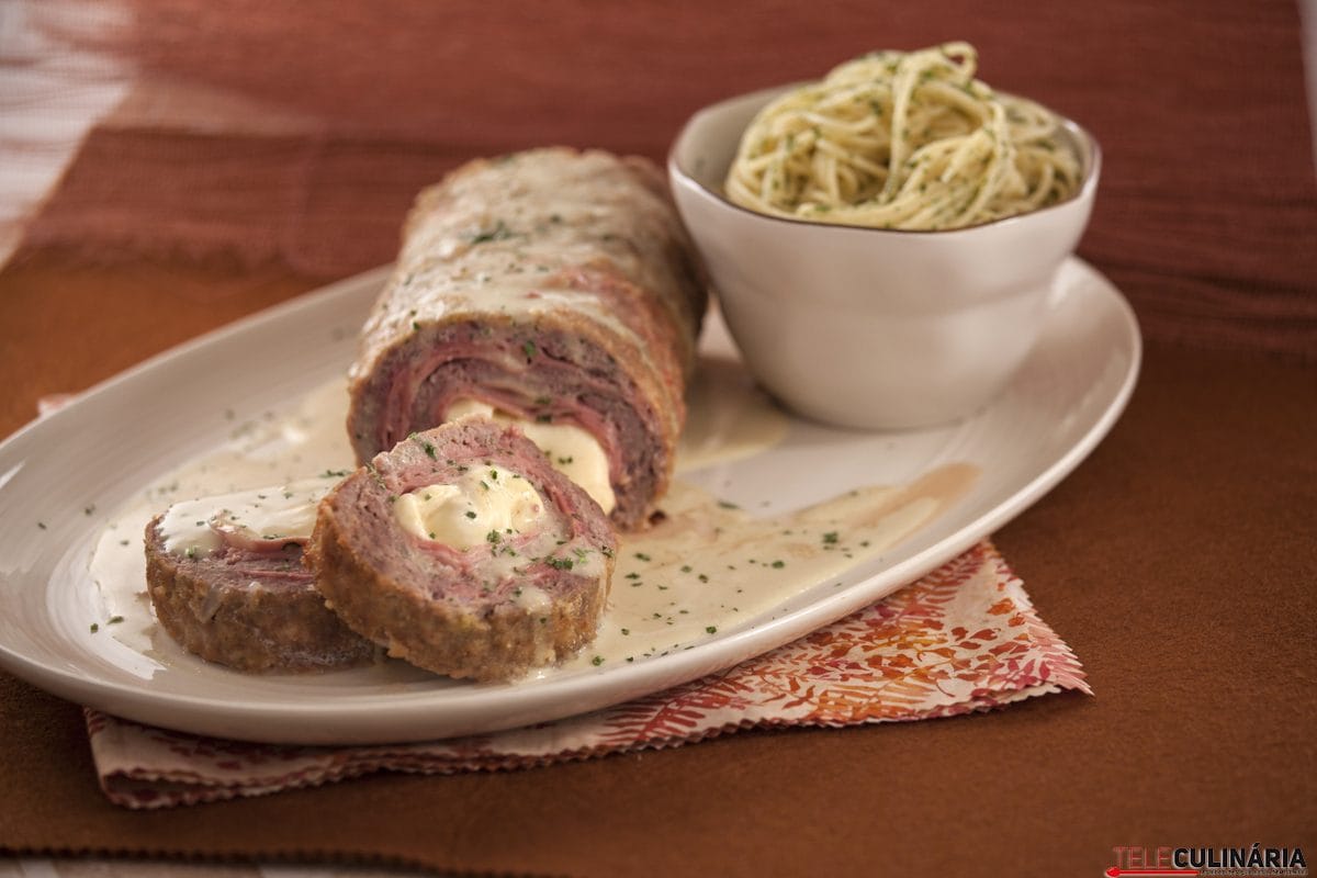 Rolo de carne, mortadela e queijo