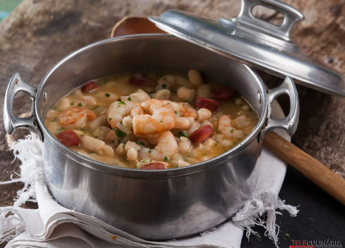 Feijoada branca de camarão com linguiça