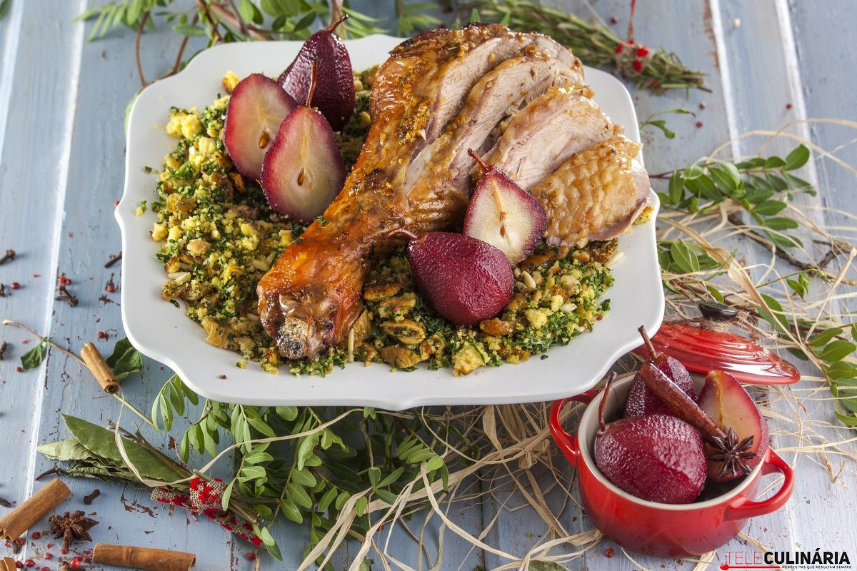 Perna de peru com migas de natal e peras bêbedas (robot de cozinha)