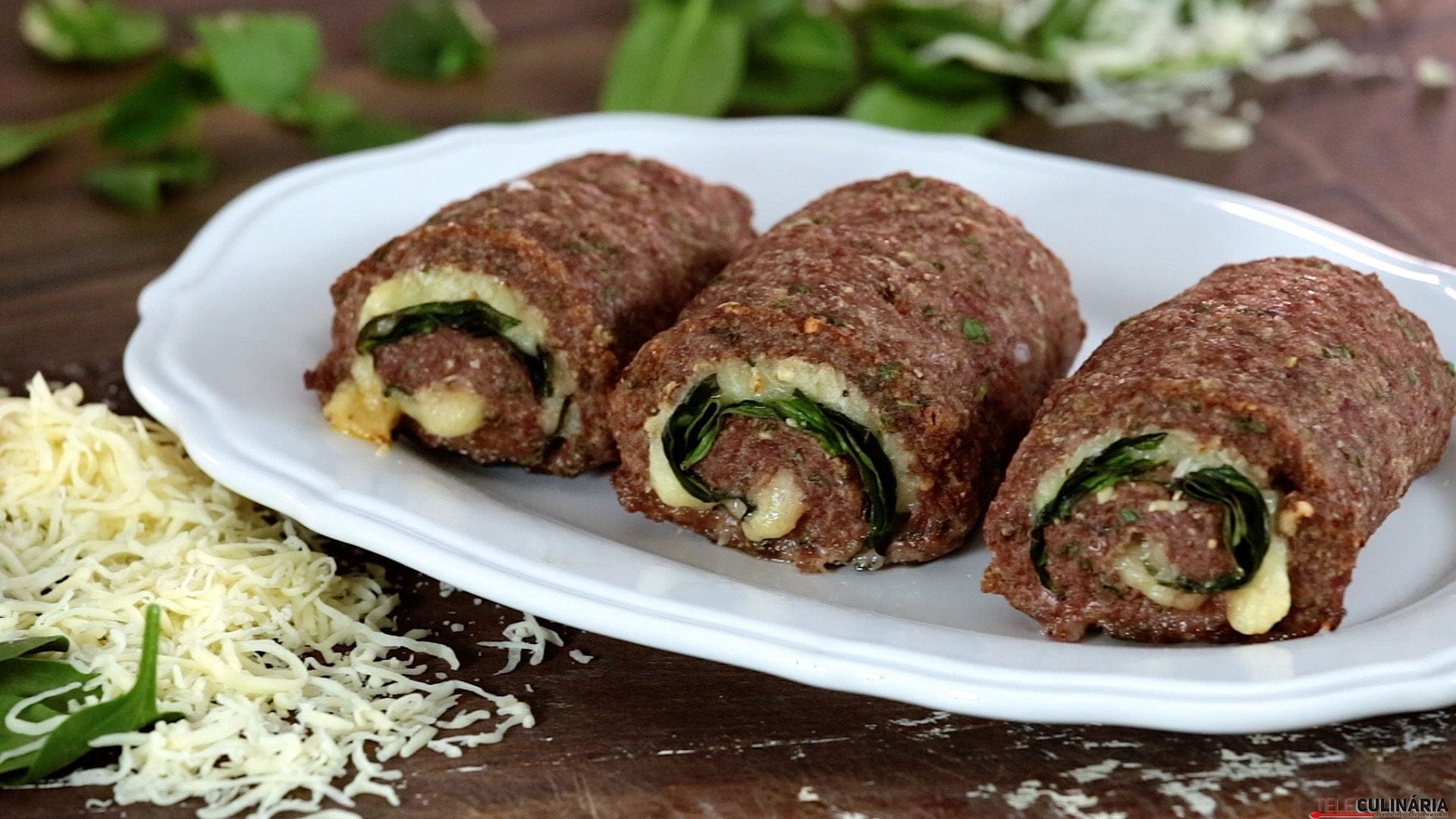 rolinhos de carne com queijo e espinafres