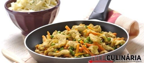 Peito de frango salteado com legumes