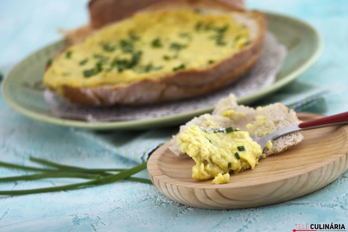 Queijo gratinado com ervas em pão