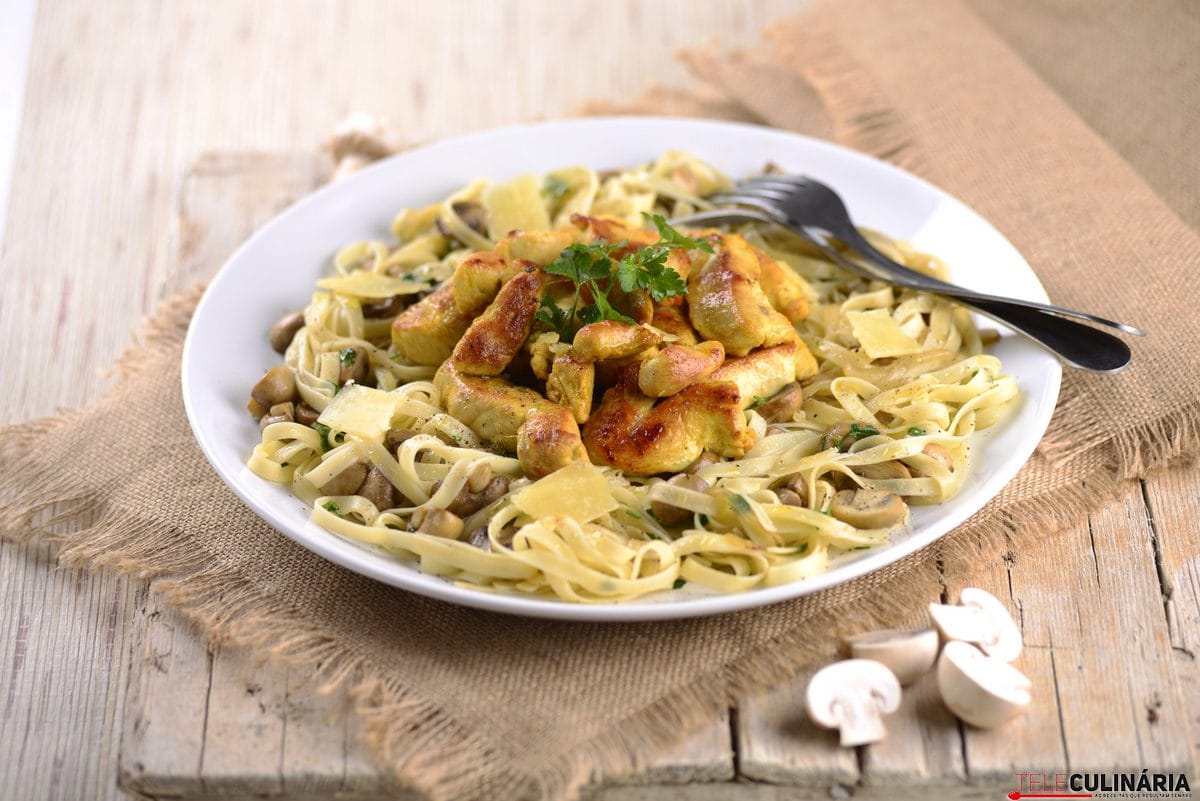 Fettuccine com frango e cogumelos