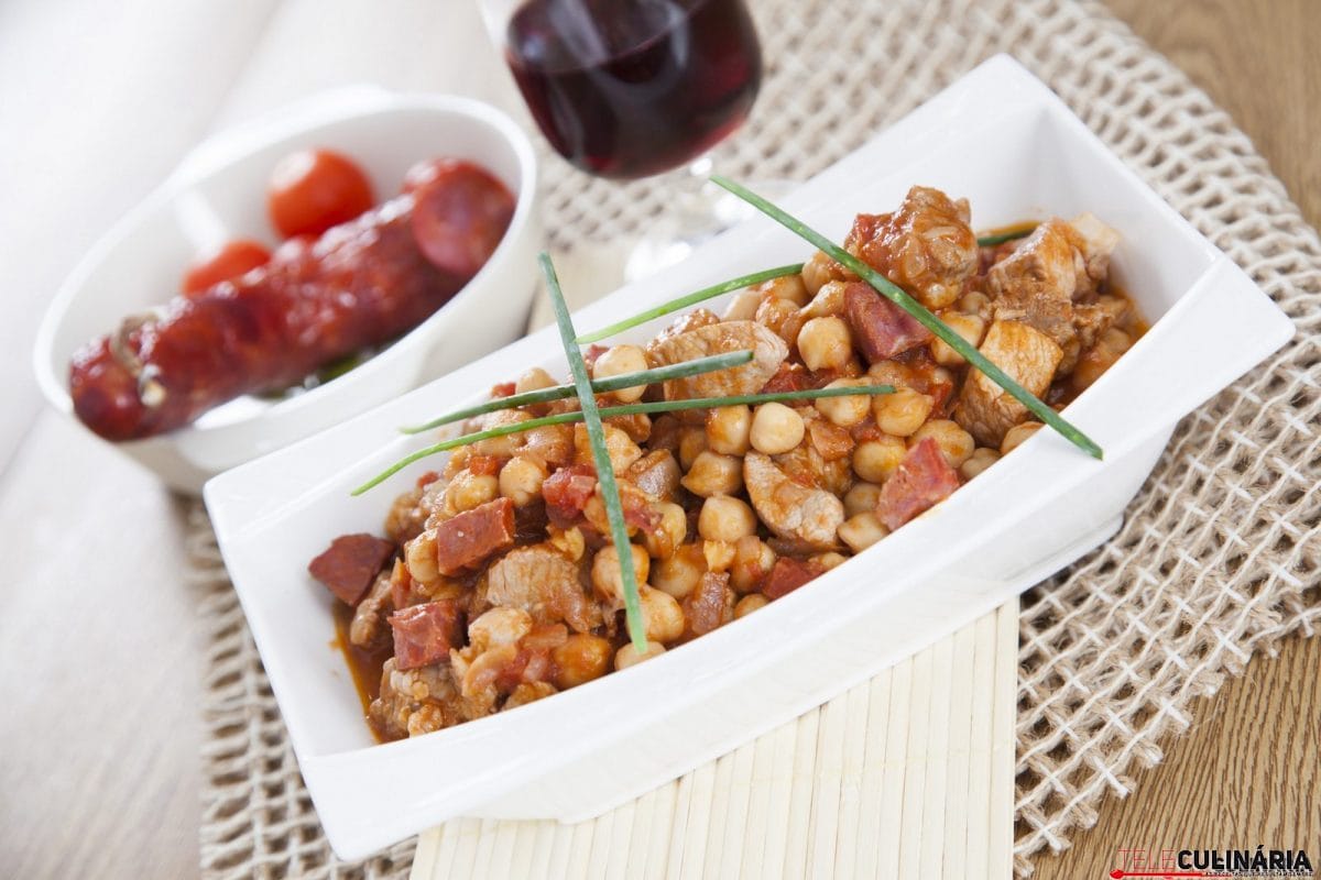 Guisado de porco e grão com chouriço
