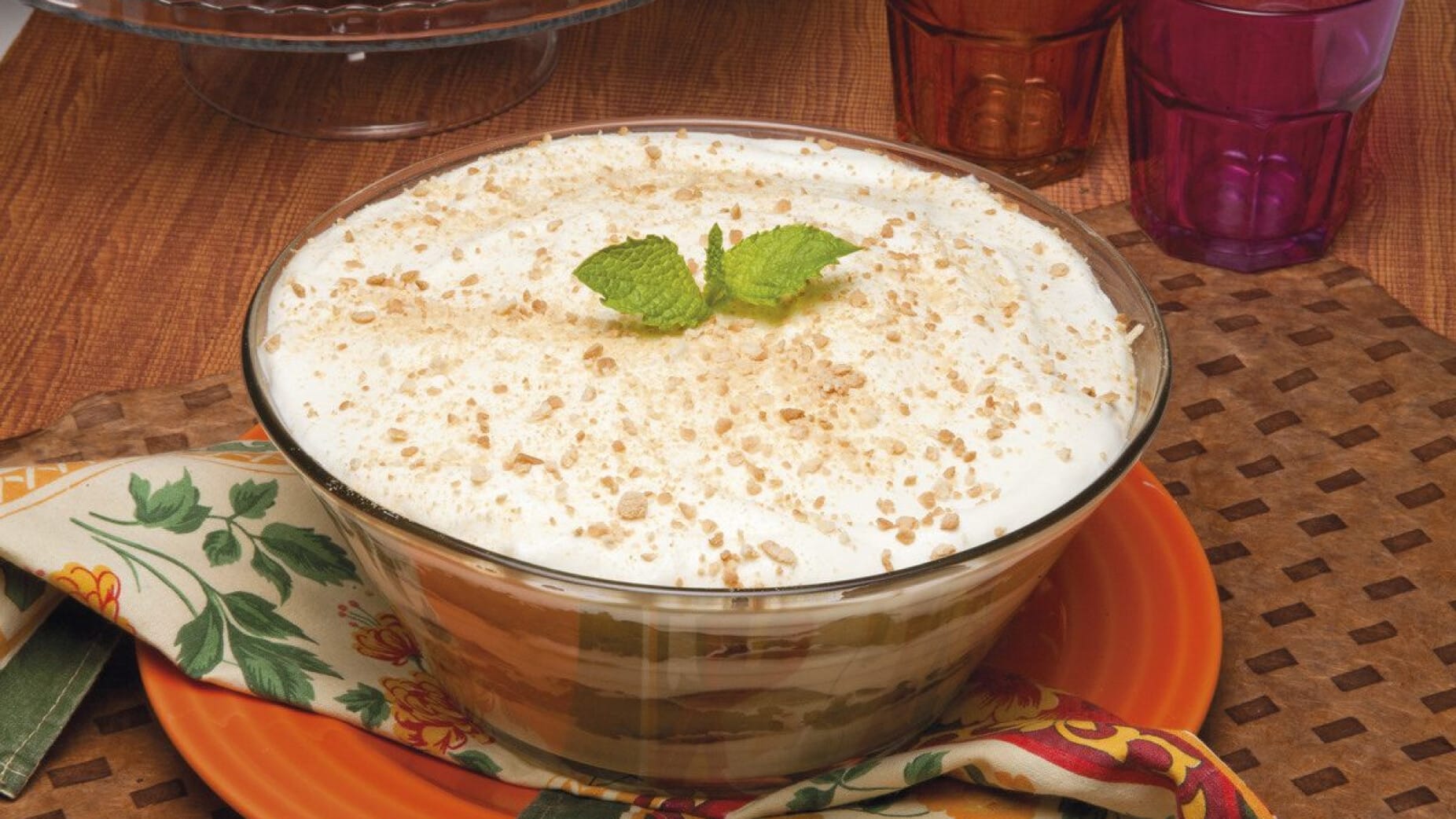 Doce de maçã com natas e bolacha