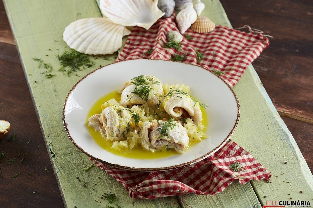 Enrolado de peixe com molho de laranja