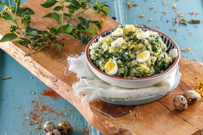 Esmagada de batata com espinafres e ovo