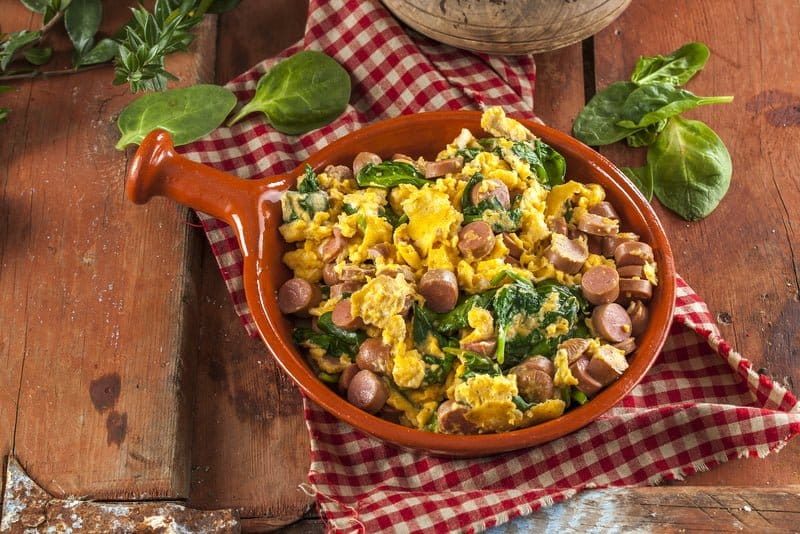 Ovos mexidos com salsichas e espinafres - @TeleCulinária